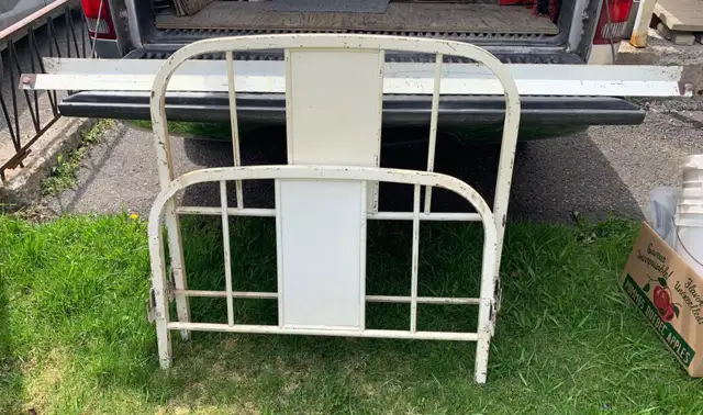 Lit Simple en acier / Antique / Vintage in Beds & Mattresses in Longueuil / South Shore - Image 2