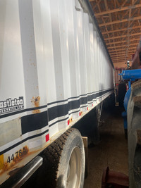 Triaxle grain trailer 