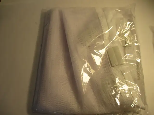 Magnetic Screen Door Mesh Hands free operation White color in Home Décor & Accents in Calgary - Image 3