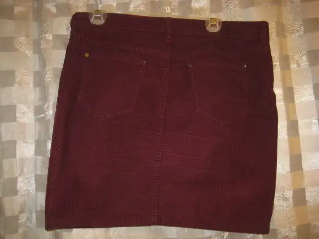 Tommy Hilfiger Burgundy Corduroy mini Skirt - size 1062863262224641122