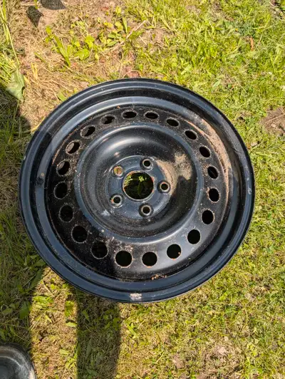 (4) 17" Nissan Factory Winter Rims. Came off of Nissan Rogue I believe. All have TPMS sensors