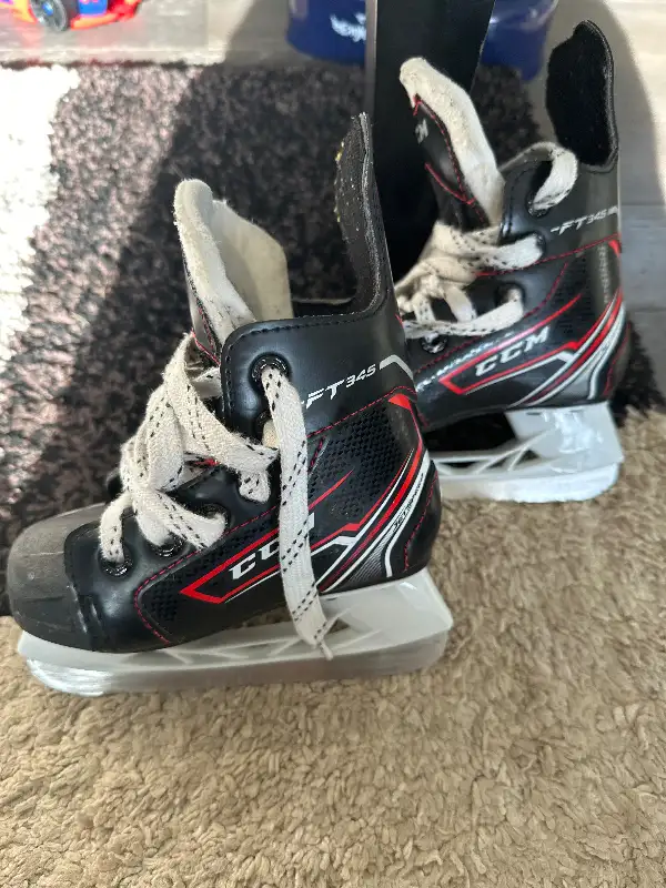 Size 8 CCM JetSpeed 345 Youth Hockey Skates in Hockey in Calgary - Image 2