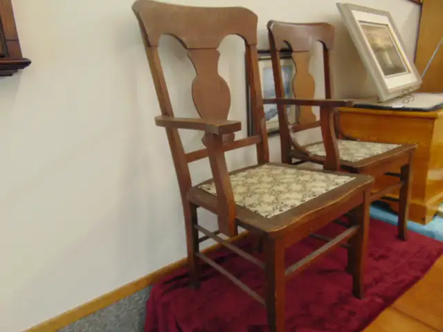 5 ANTIQUE 1/4 CUT OAK CHAIRS IN A T BACK STYLE in Chairs & Recliners in Kingston - Image 5