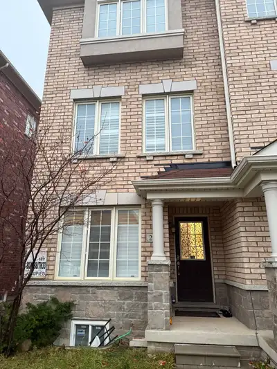 A 3-bedroom townhouse that includes 3 bathrooms, one on each floor. Located near a family-friendly n...