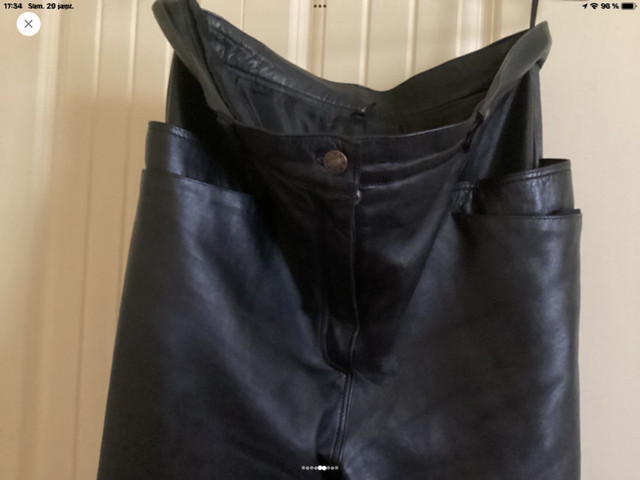 Pantalon en cuir noir grandeur médium comme neuf 25$ dans Femmes - Pantalons et shorts  à Trois-Rivières - Image 2