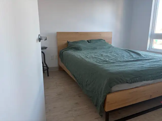 Lit queen size in Beds & Mattresses in City of Montréal - Image 2
