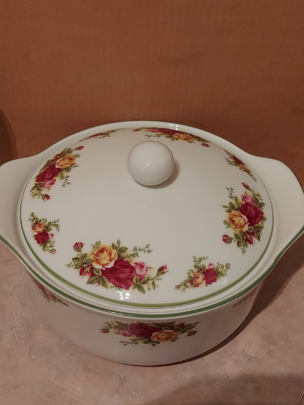 1998 Royal Albert Old Country Rose large size pot with lid in Arts & Collectibles in City of Toronto - Image 2