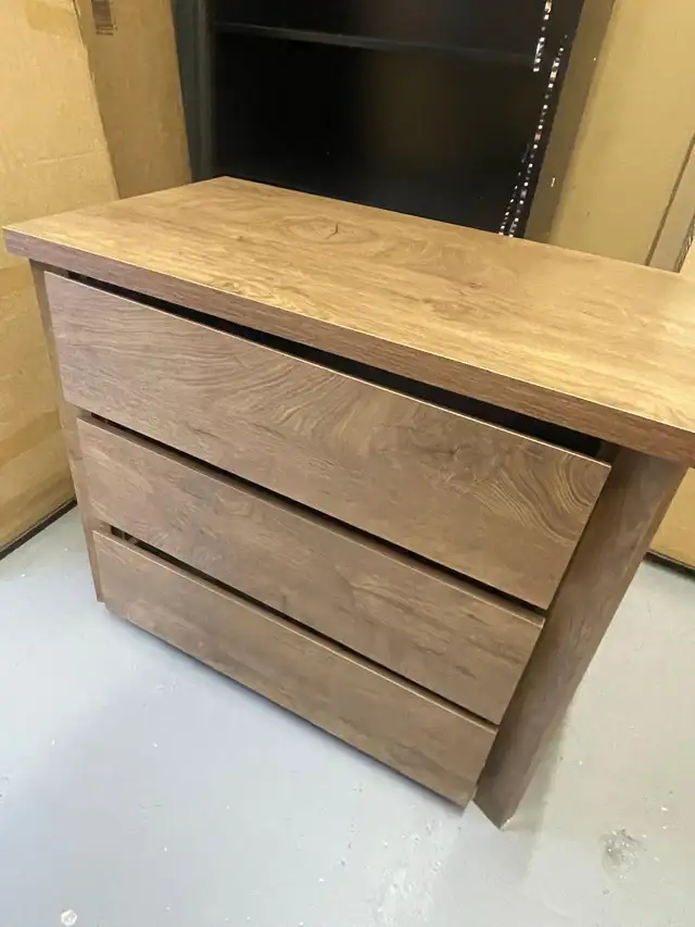 Modern 3 Drawer Nightstand – Oak MDF Bedside Table – Brand New in Dressers & Wardrobes in Oakville / Halton Region - Image 6