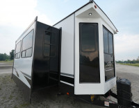 2021 Hampton 372-FDB Park Model Trailer