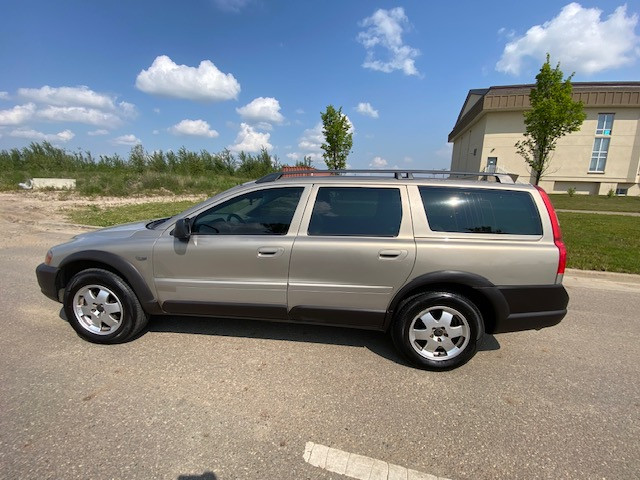 For Sale 2001 Volvo V70 XC AWD in Cars & Trucks in Fort McMurray - Image 2