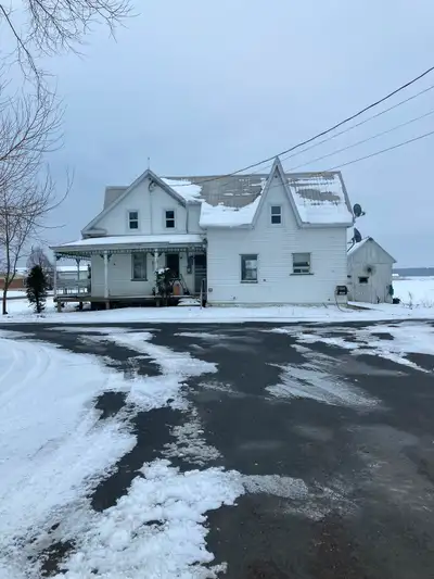 Maison à louer à Wickham, 1323 rang 9, 1800,00$ Contactez Benoit 819 470-0526, libre immédiatement.