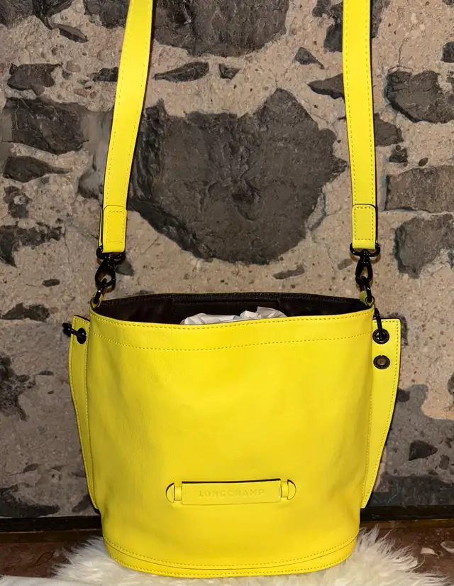 LONGCHAMP Hobo Bucket Leather Tote in Women's - Bags & Wallets in City of Montréal - Image 3
