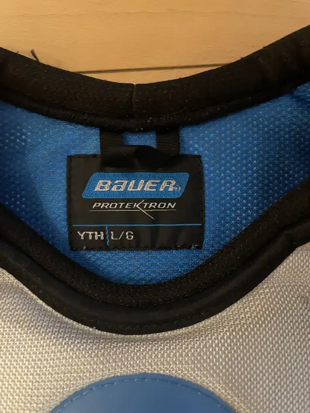 Bauer Youth Large (L/G) Hockey Shoulder Pads in Hockey in Calgary - Image 3