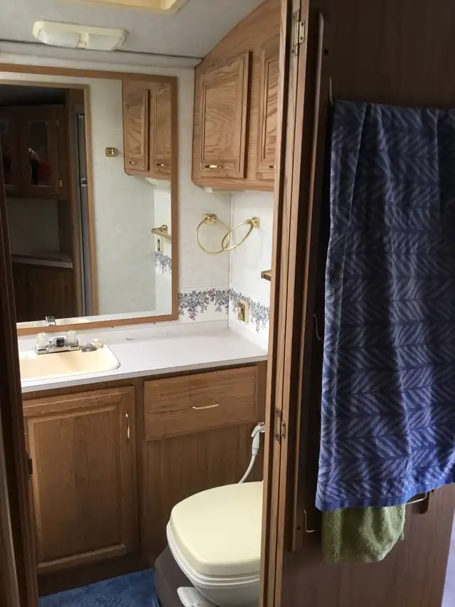 motorisé classe A fleetwood bounder 34 p 1998 in RVs & Motorhomes in Sherbrooke - Image 7