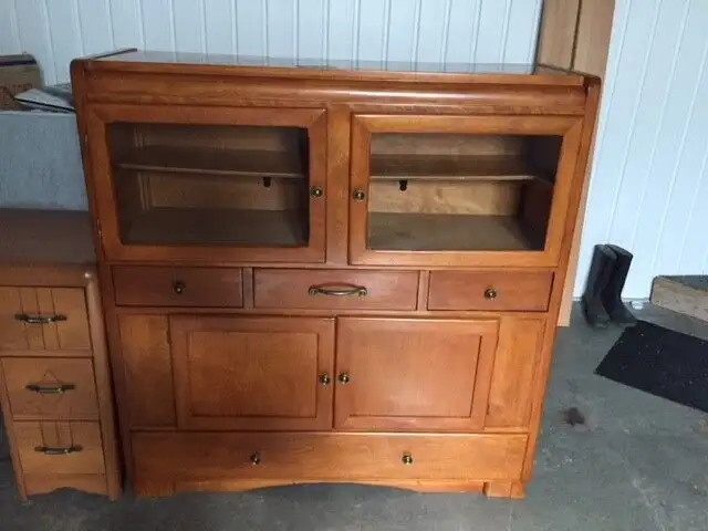 Vaisselier vintage en bois massif, huche antiquité in Hutches & Display Cabinets in Longueuil / South Shore - Image 3