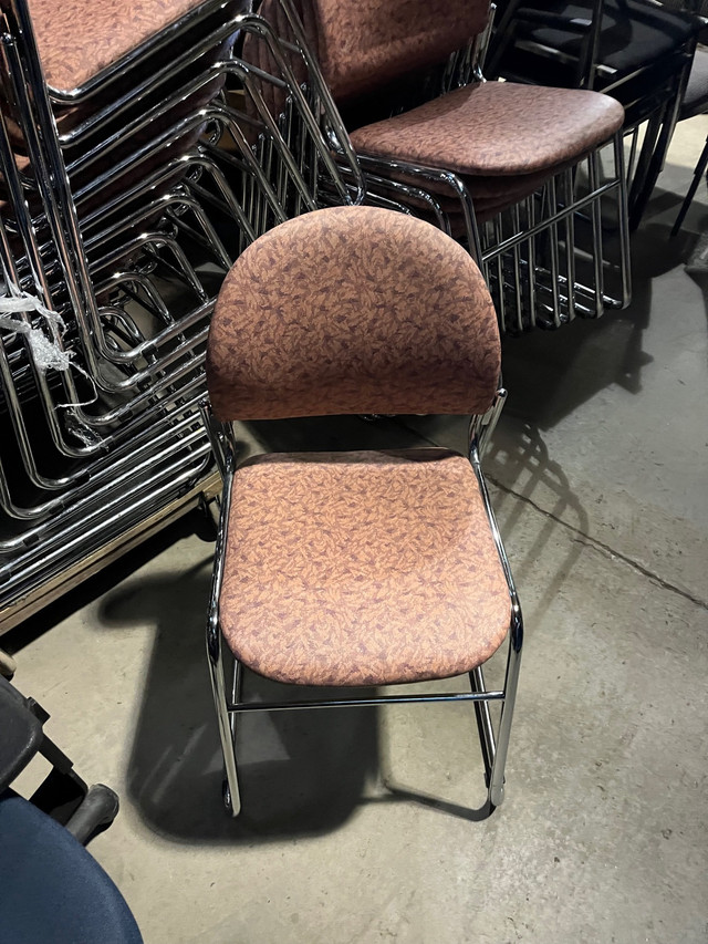 Chaise avec cadre en acier chromé in Chairs & Recliners in Drummondville