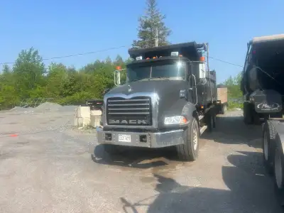 2009 mack gu813 dump truck Mp7 engine 13 speed trans has hookup for tag float, electric tarp. new tu...