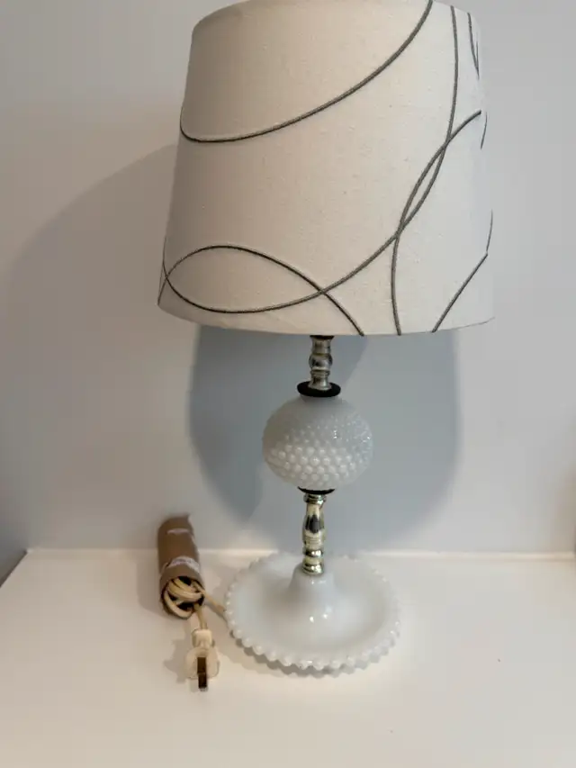 Milk glass table lamp in Indoor Lighting & Fans in Oakville / Halton Region - Image 2