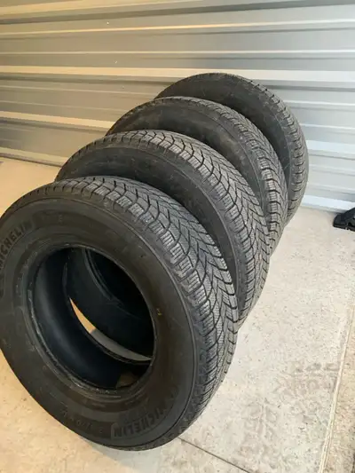 Set of 4 Michelin x-ice Snow SUV Winter tires 265 70 R17 Great condition, no damage or punctures App...