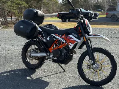 Super moto kTM 690 Enduro R 2016 bas millage 15 119 Km super bien entretenue. Moto abaissée. Elle vi...
