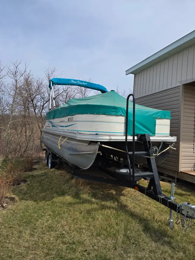2012 21 ft Pontoon boat. Fishing barge with 60hp motor big foot. in Powerboats & Motorboats in Regina - Image 2