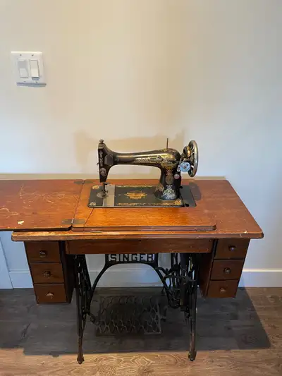 This Singer sewing machine was made in 1915 in the Elizabethport, New Jersey (USA) factory. 7 drawer...
