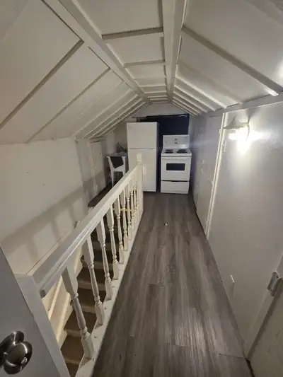 BIG & BEAUTIFUL ROOM FOR RENT – EXCELLENT LOCATION! ✨ Spacious Upstairs Room Available for Rent! ✨ L...
