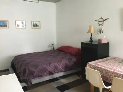 Une chambre meublée et équipé d'une mini-cuisine dans une maison sur deux étages dans la Petite Ital...