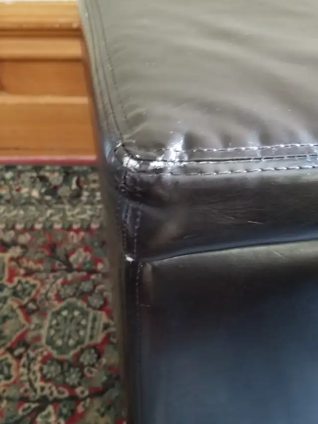 Leather ottoman in Home Décor & Accents in City of Montréal - Image 4