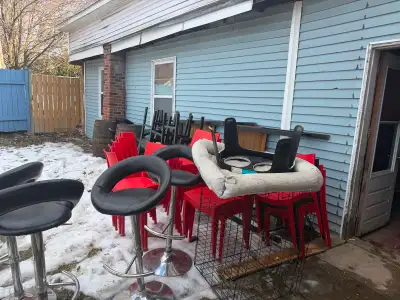 Set de chaise rouge 12 total, table haute IKEA x2 et 8 chaise, cage à chien et 2 chaise Haute pour b...