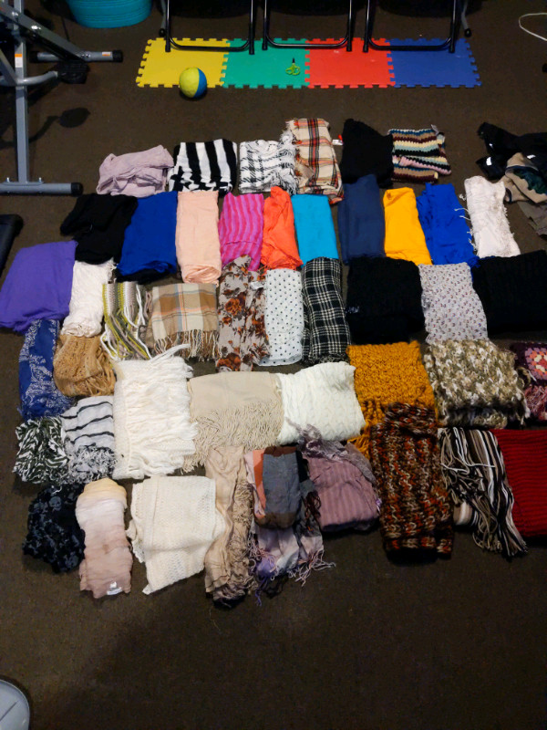 Collection de 45 foulards, 45 scarves collection  dans Femmes - Hauts et vêtements d'extérieur  à Longueuil/Rive Sud