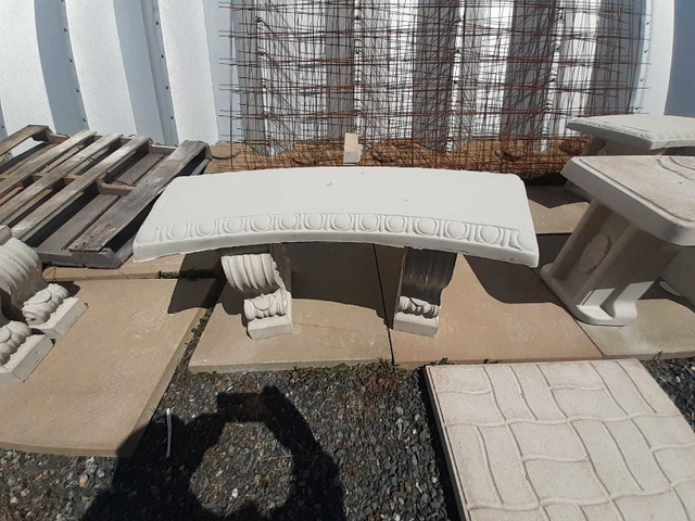 curved concrete garden bench  in Patio & Garden Furniture in City of Halifax - Image 2
