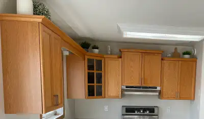 Honey Oak Kitchen Cabinets – Classic Shaker Style (Excellent Condition) Description: Selling a full...