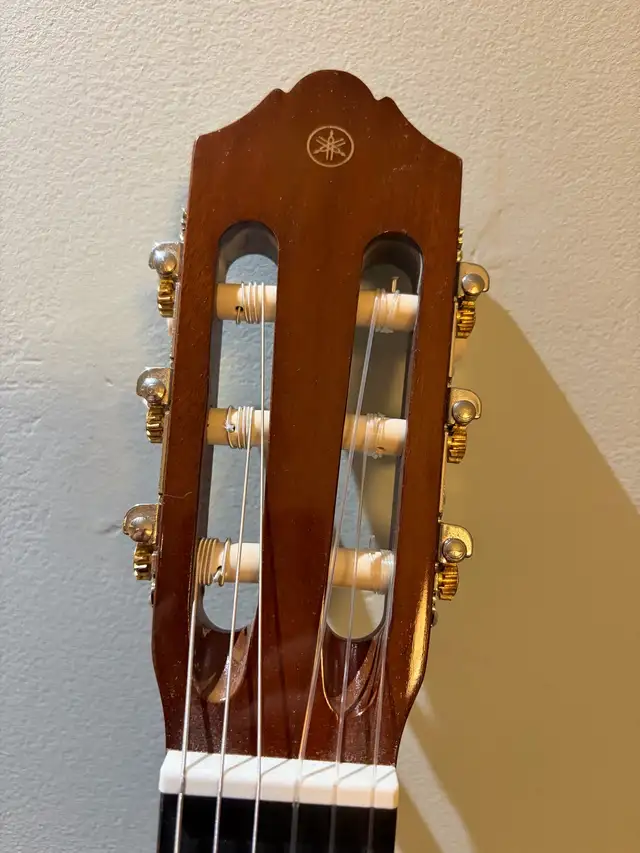 Guitare classique Yamaha C40 in Guitars in City of Montréal - Image 4