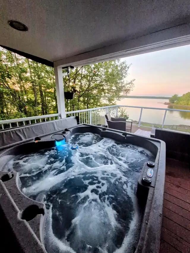 Lakefront Escape Washademoak with hot tub  in New Brunswick in Canada - Image 3