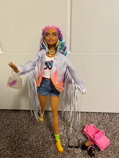 This Barbie Extra doll comes with all her original accessories, including her stylish outfit, trendy...