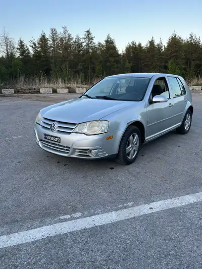 Volkswagen Golf City 2010 en bonne condition mécanique, parfaite comme voiture quotidienne ou premie...