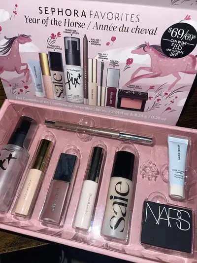This limited-edition collection offers products from iconic brands: This Set Contains: - 0.16 oz/ 5...