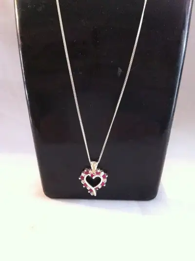 A BEAUTIFUL VINTAGE STERLING SILVER HEART SHAPE NECKLACE MARKED ON BOTH CHAIN AND THE CHARM 925. IT...