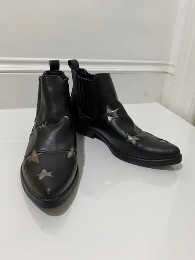 Women’s size 10 Star boots. There is a part on the inside of the boots that have something going on...