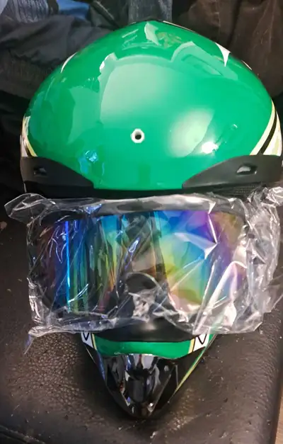 This is a Sanqing helmet, perfect for hitting the road or the trails! This helmet is in new conditio...