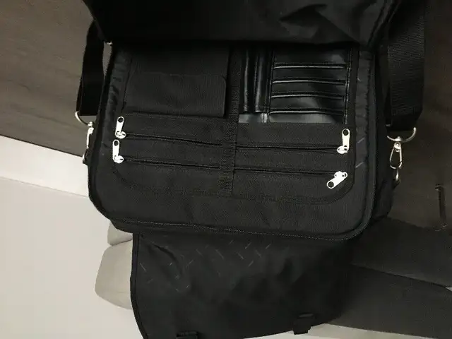Samsonite Pro Messenger Laptop Briefcase in Laptop Accessories in Windsor Region - Image 7