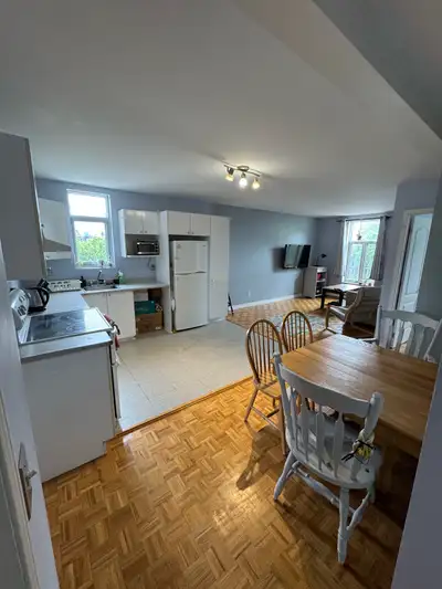 Grand 5 1/2, (3) chambres à coucher, appartement en très bonne condition et propre, prises laveuse/s...
