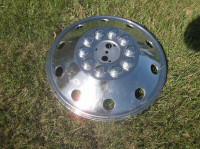 Vintage very large hubcap ..... 20 inches ..... motor home?