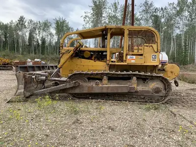 Sitting close to highway ready to load /Caterpillar D8H Dozer / Has extreme service undercarriage in...