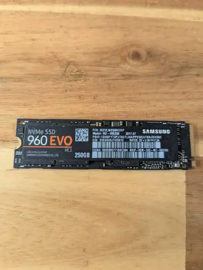 Samsung NVME M.2 SSD 960 Evo 250Gb drive performant, View more