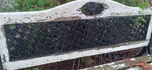 IRON/ STEEL WOOD YARD GARDEN BENCH, JUST NEEDS PAINT, VERY HEAVY in Patio & Garden Furniture in Sarnia - Image 4