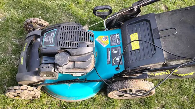 Lawnmower Yardwork self-propelled 1 pull start in Lawnmowers & Leaf Blowers in London - Image 6