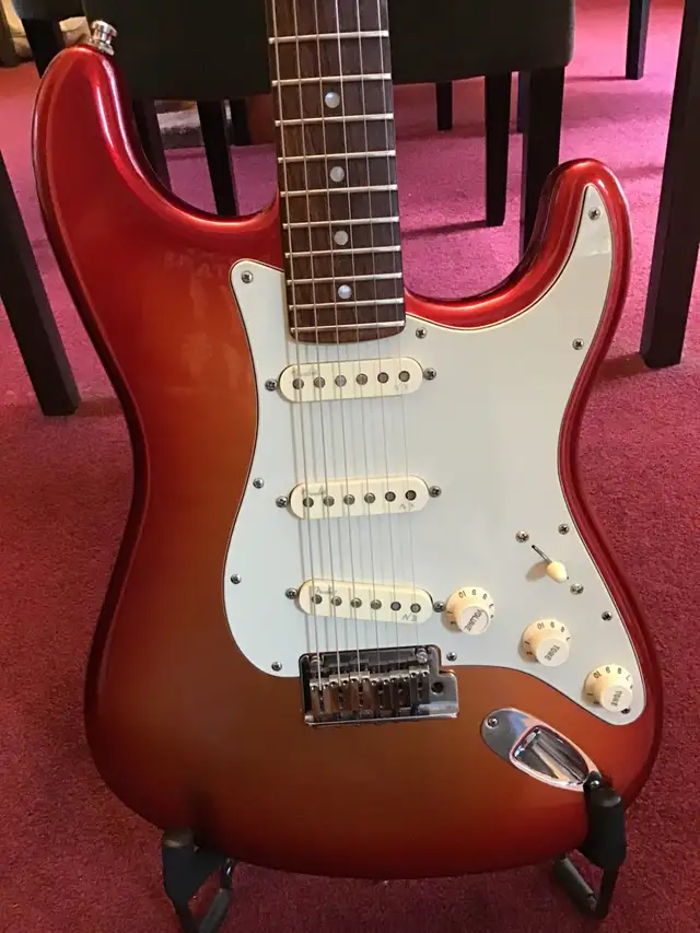 PROPERLY SET-UP 60th Anniversary Deluxe Stratocaster in Guitars in London - Image 5
