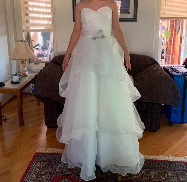 NEW Wedding dress size Small in Wedding in Calgary